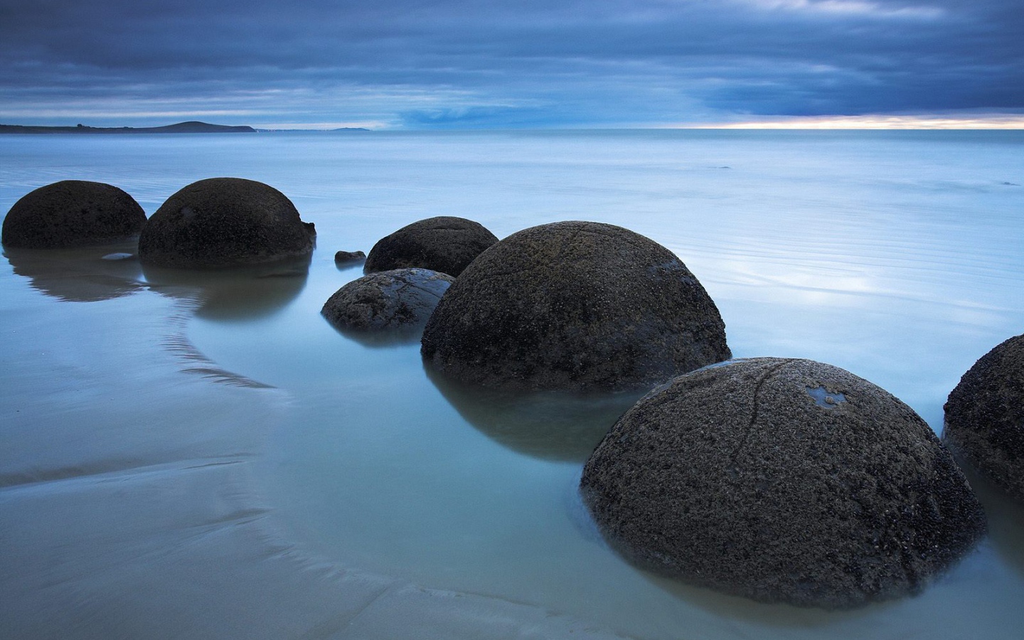 Круглые камни на берегу