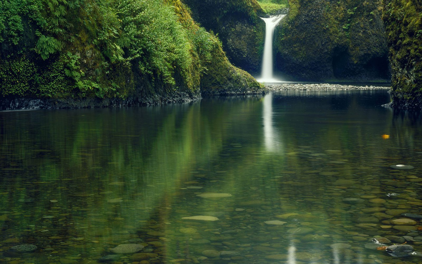 красивый водопад