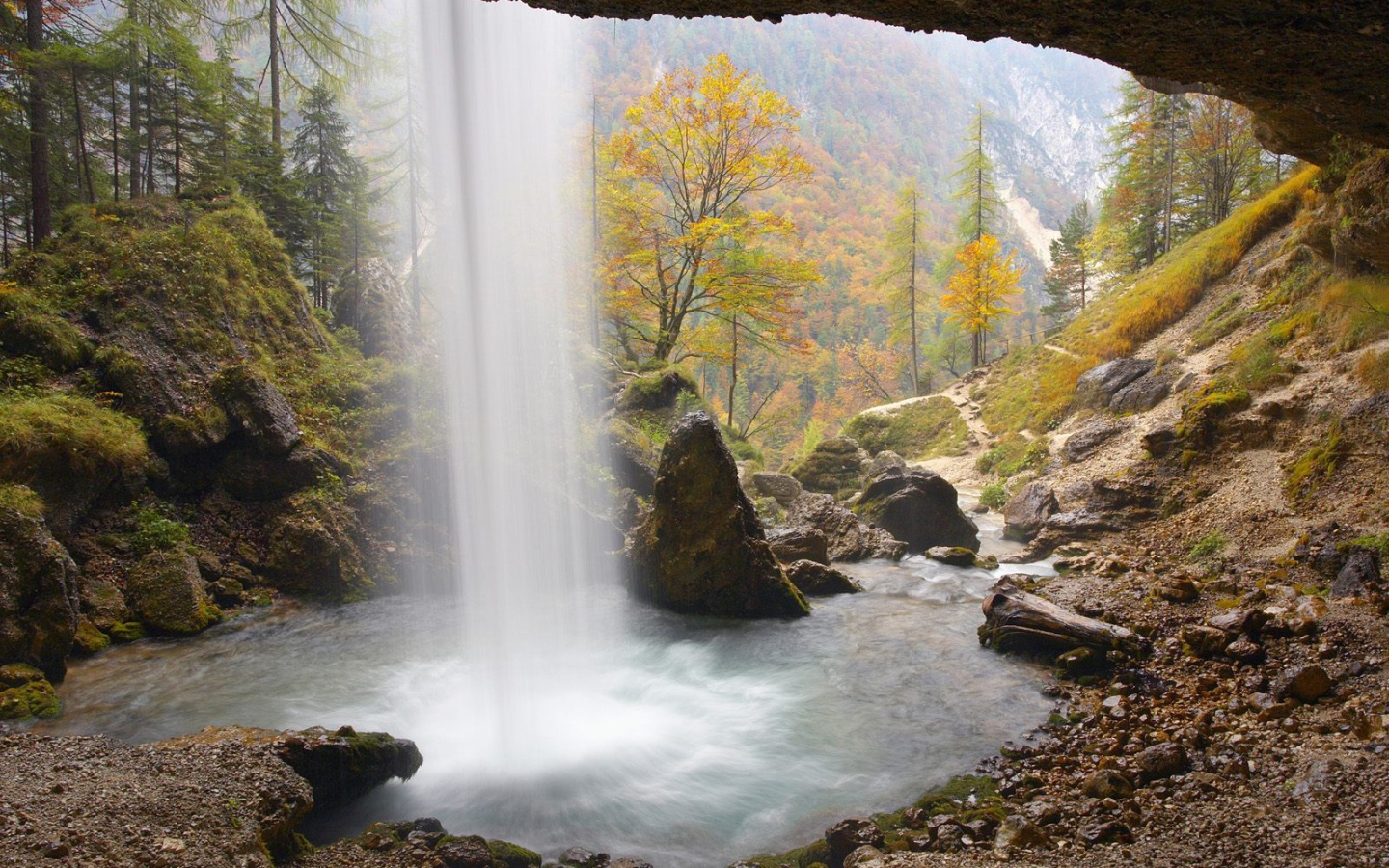 Вид из пещеры