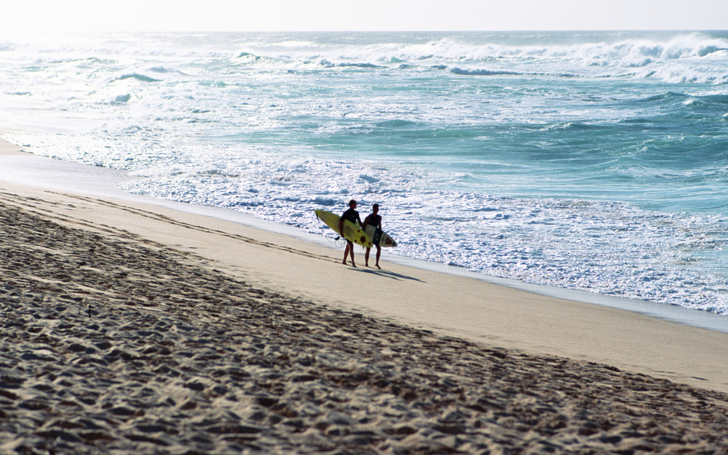Серферы на пляже