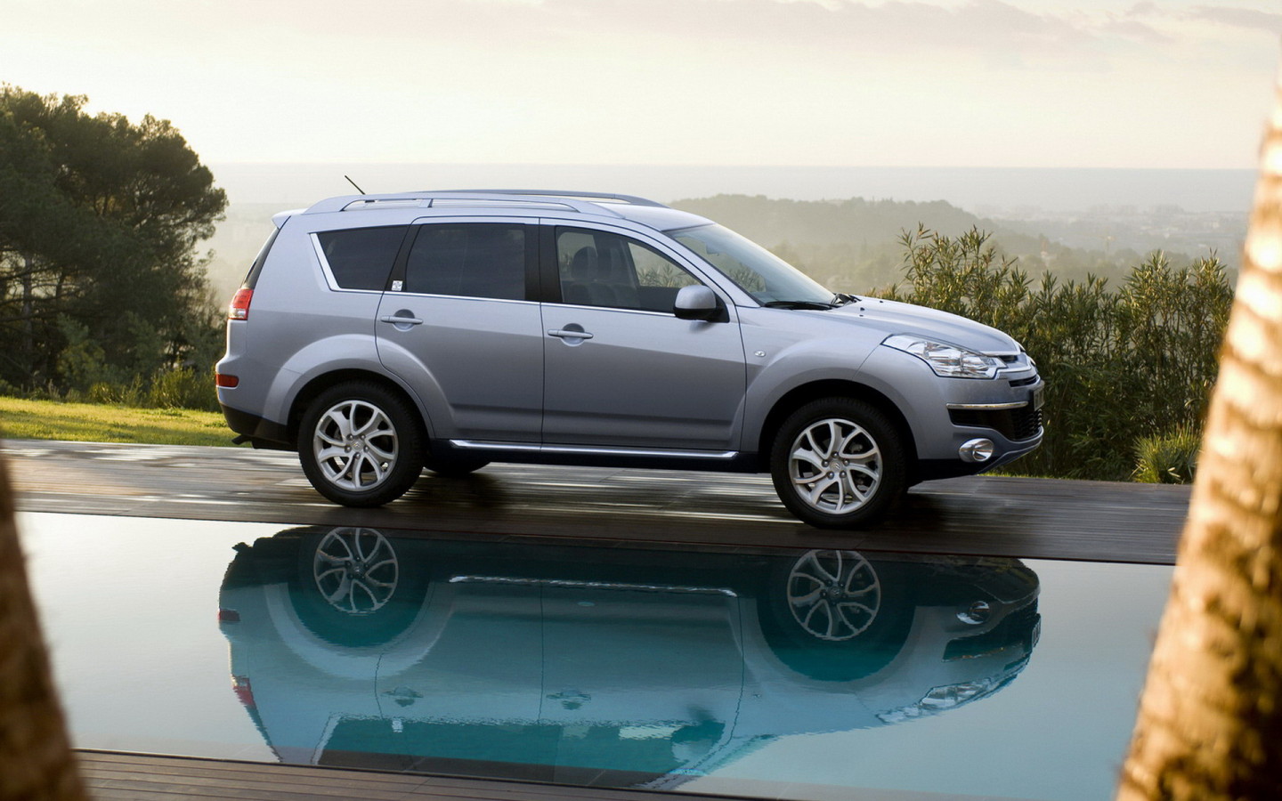 Ситроен С Кроссер возле бассейна