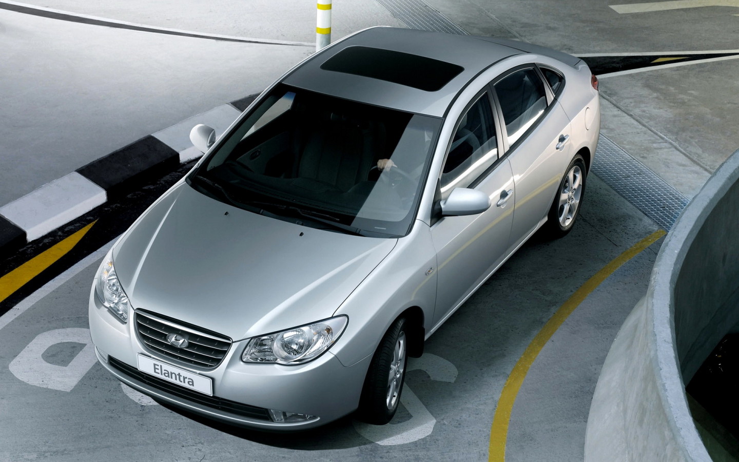 Хендай Элантра выезжая из паркинга