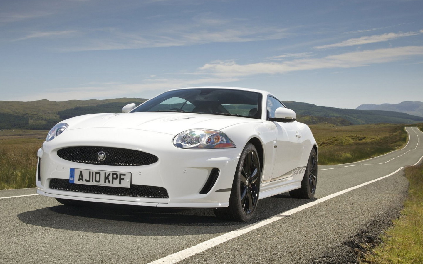 Новый Ягуар-XKR в движении