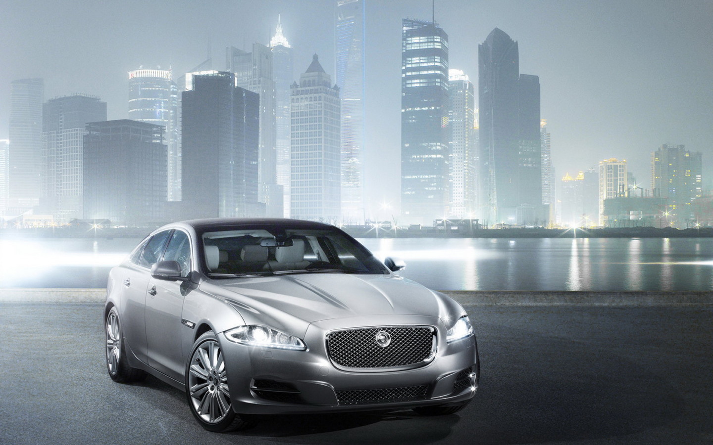 Jaguar XJ на фоне города