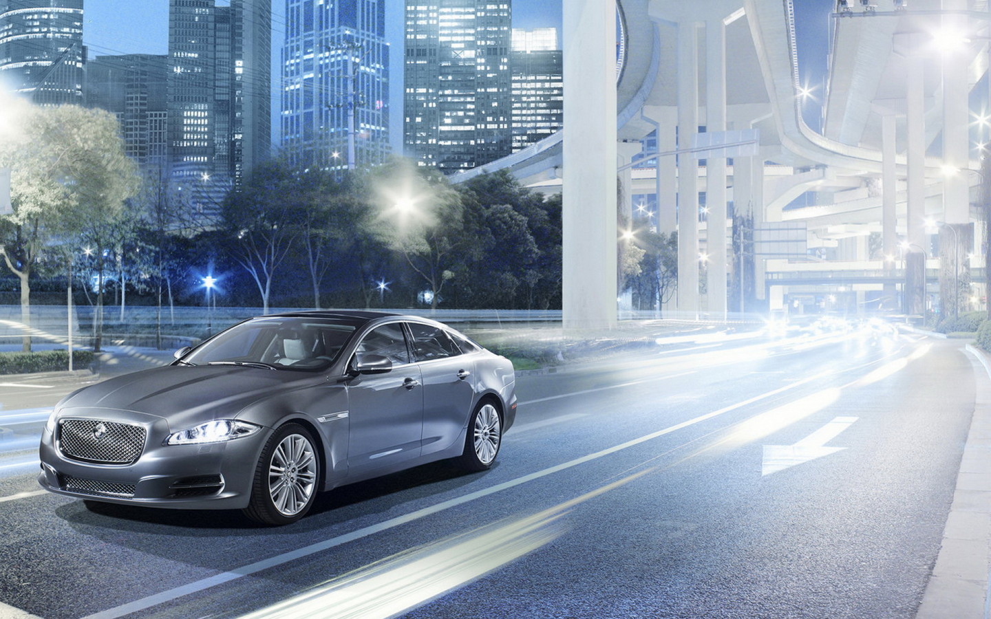 Jaguar XJ на улицах города