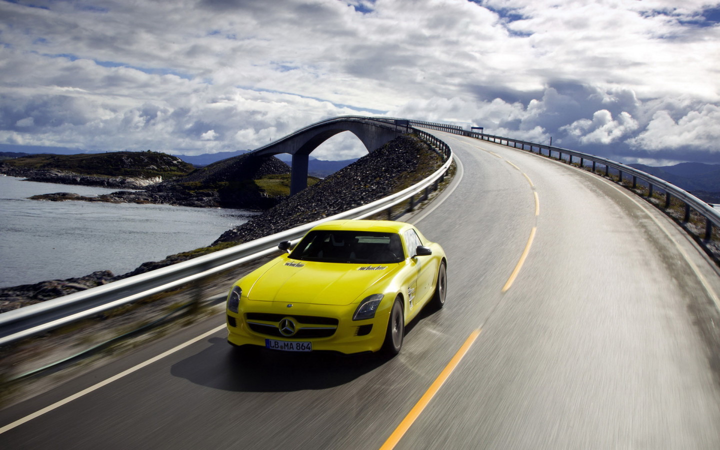 Мерседес Бенц SLS AMG