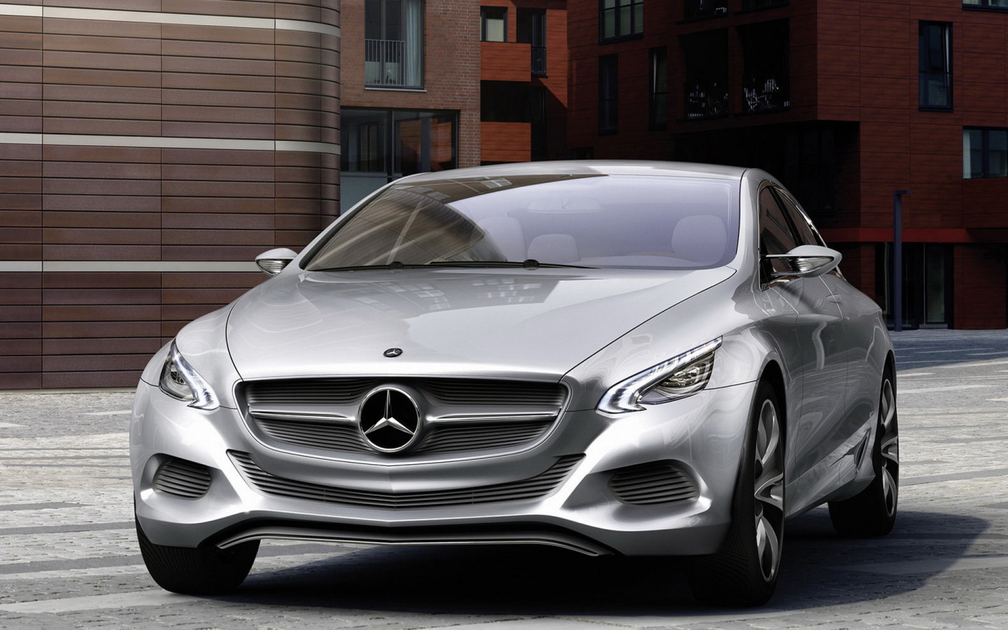 Mercedes Benz F800 Style Concept во дворе