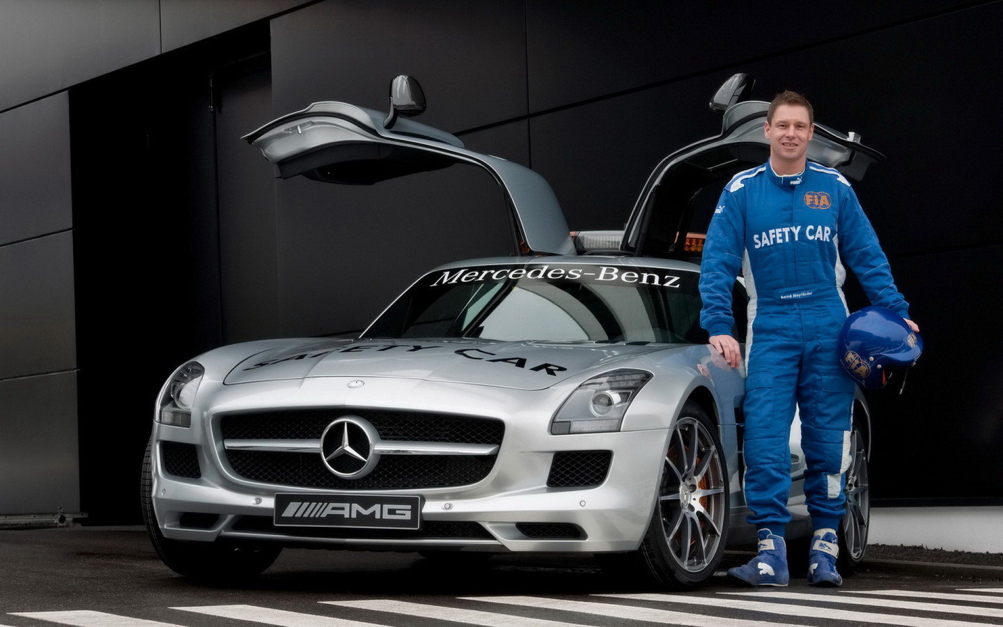 Mercedes Benz SLS AMG F1 перед треком