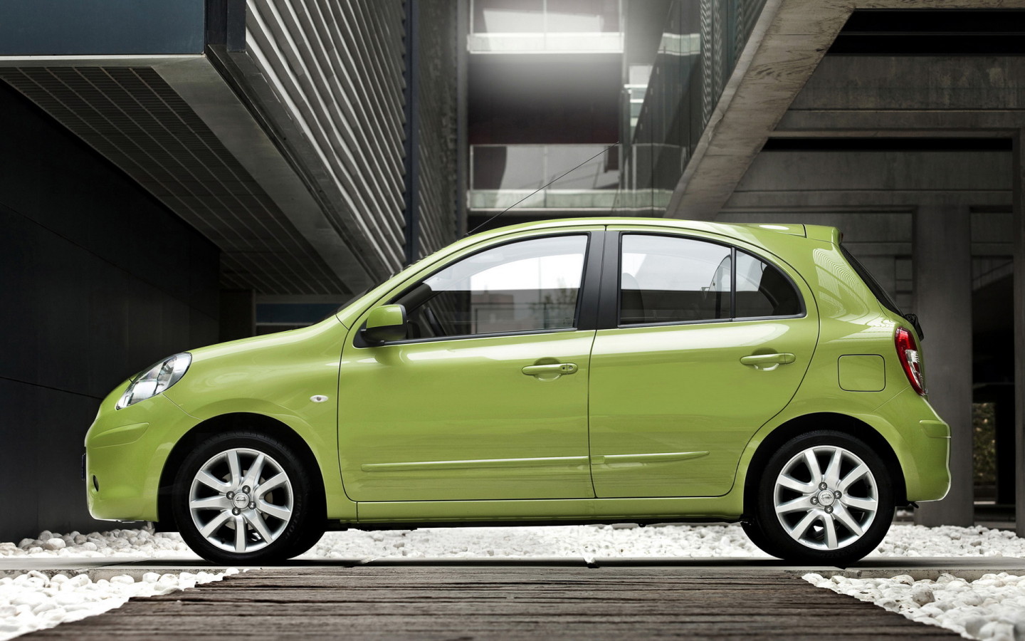 Ниссан Микра на паркинге