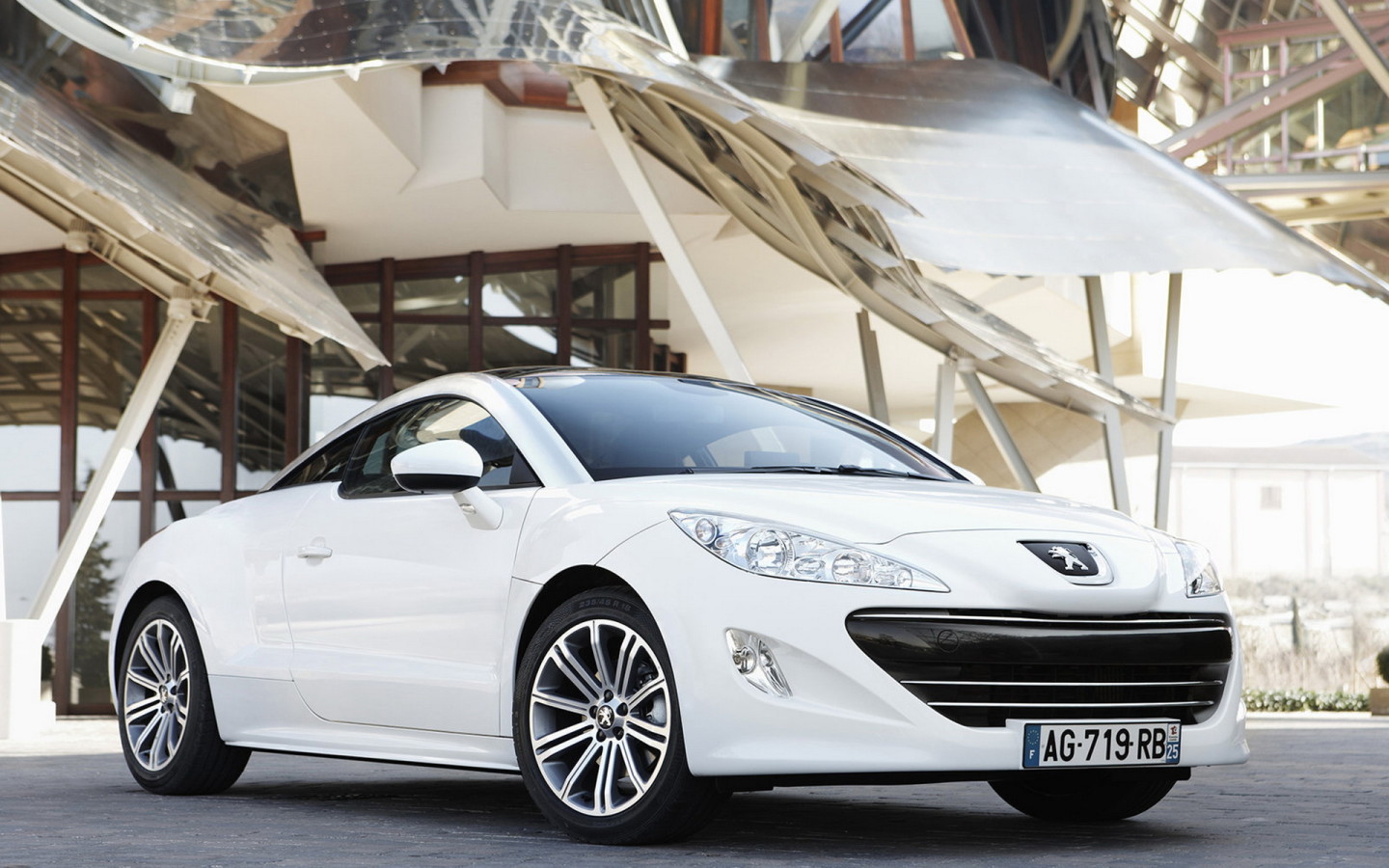 Пежо RCZ в белом цвете