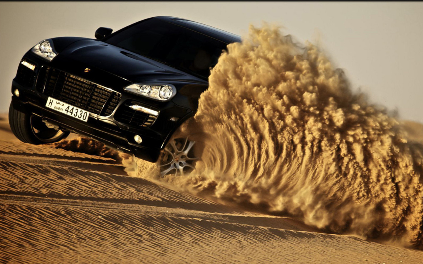 Черный Porsche Cayenne дрифт