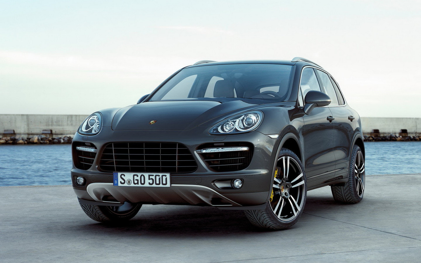 Порше Кайен на пристани