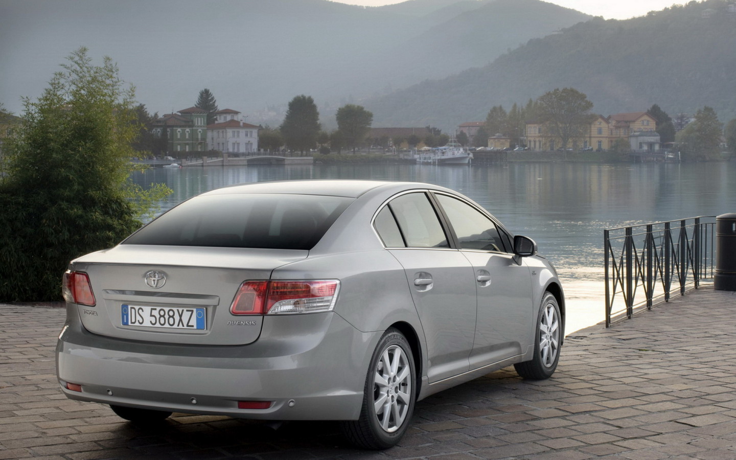Тойота Авенсис на берегу реки