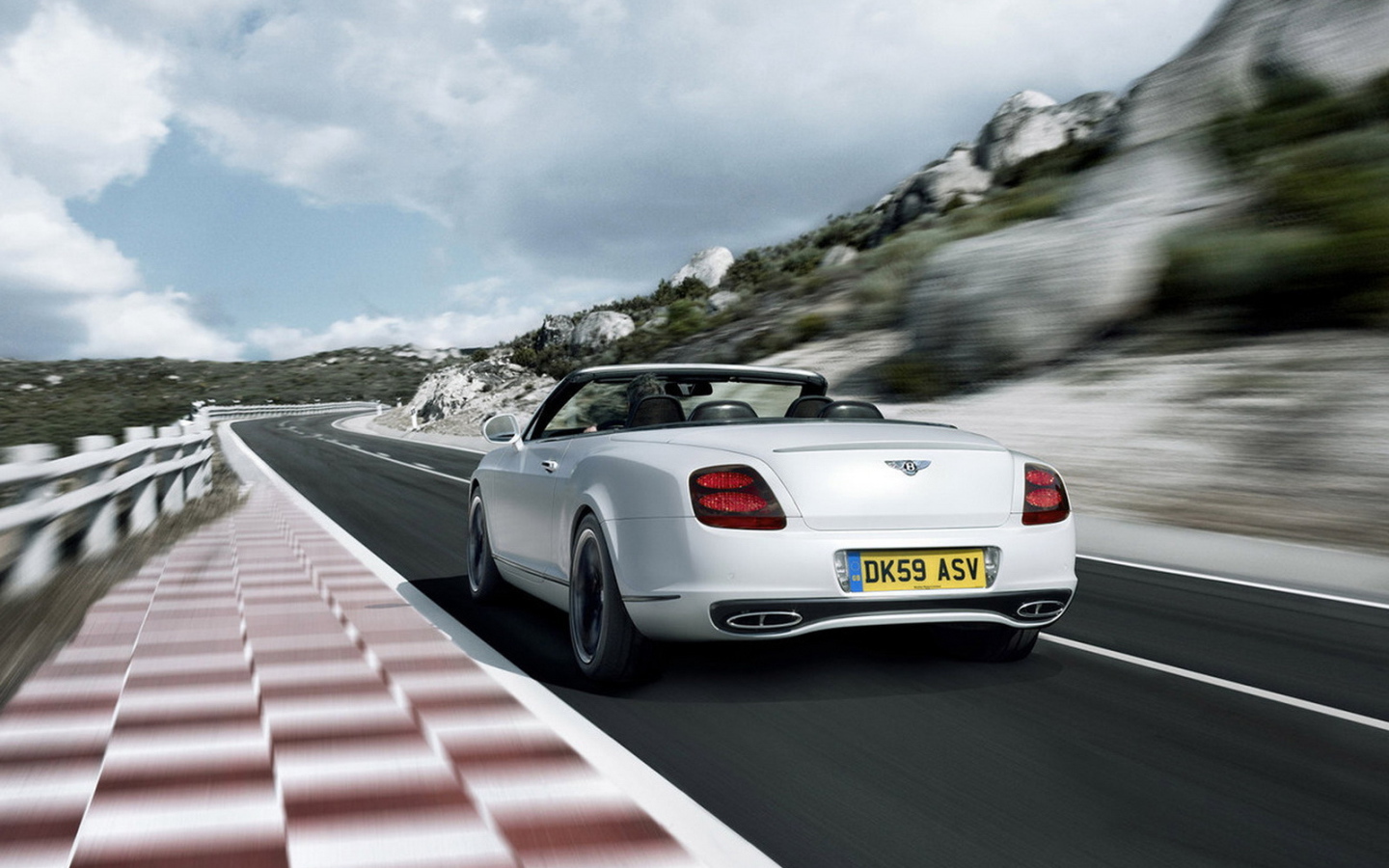 Bentley Continental Supersports Convertible по горной дороге