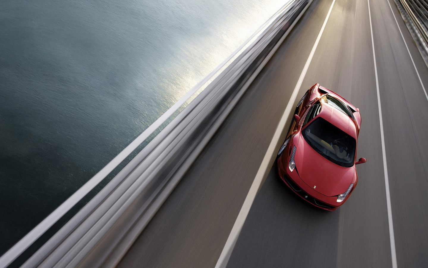 Феррари 458 Италия в движение по трассе