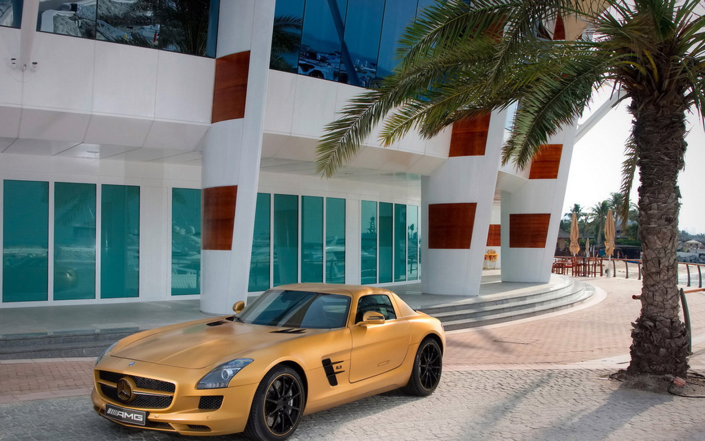 Mercedes Benz SLS AMG Desert Gold при входе