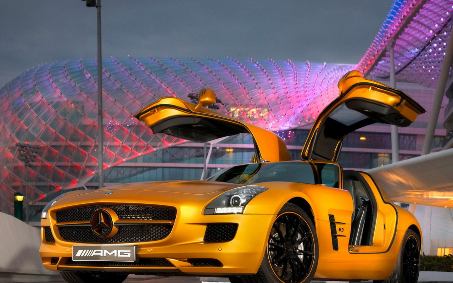Benz SLS AMG Desert Gold с широко раскрытыми крыльями