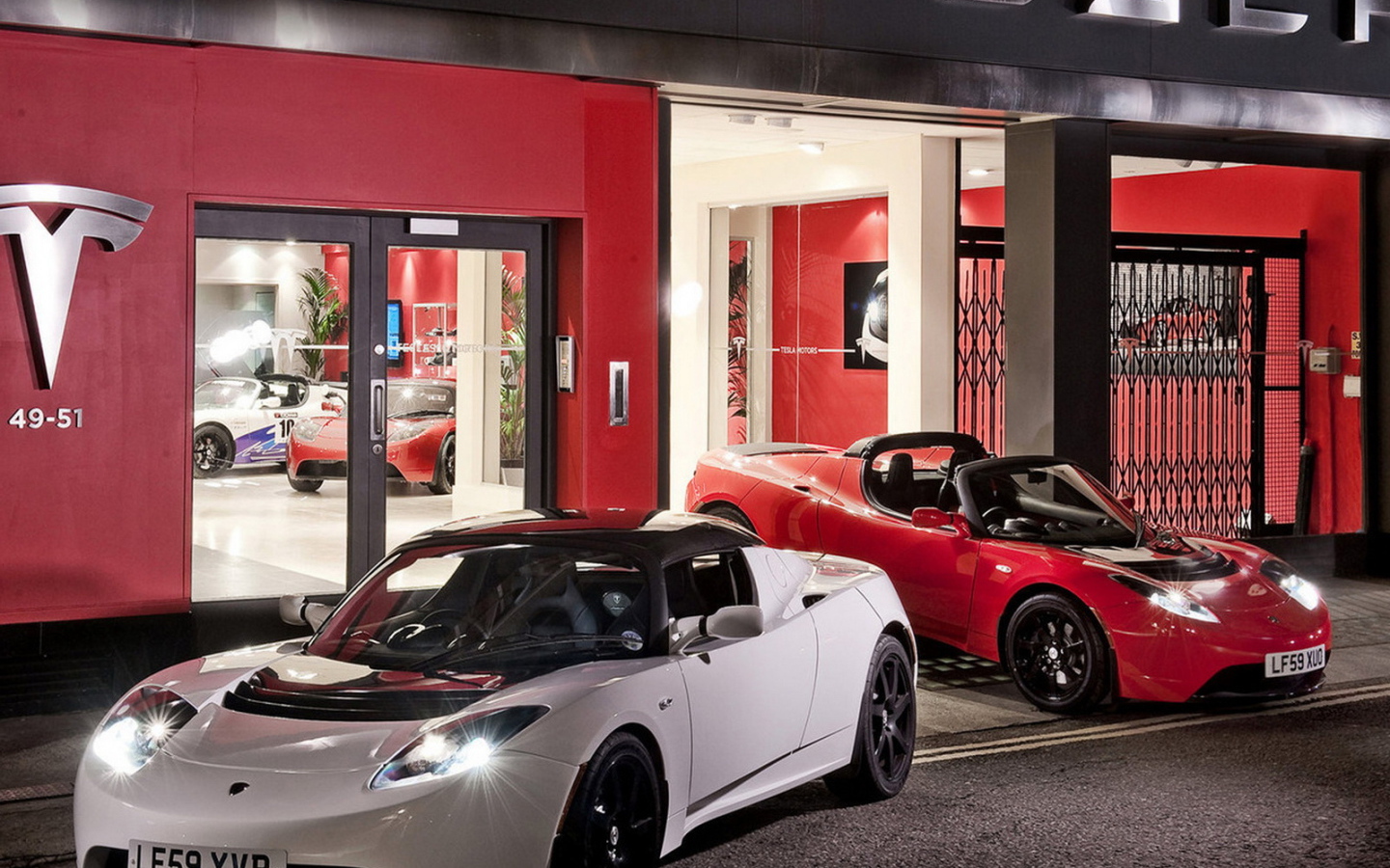 Tesla Roadster возле автосалона