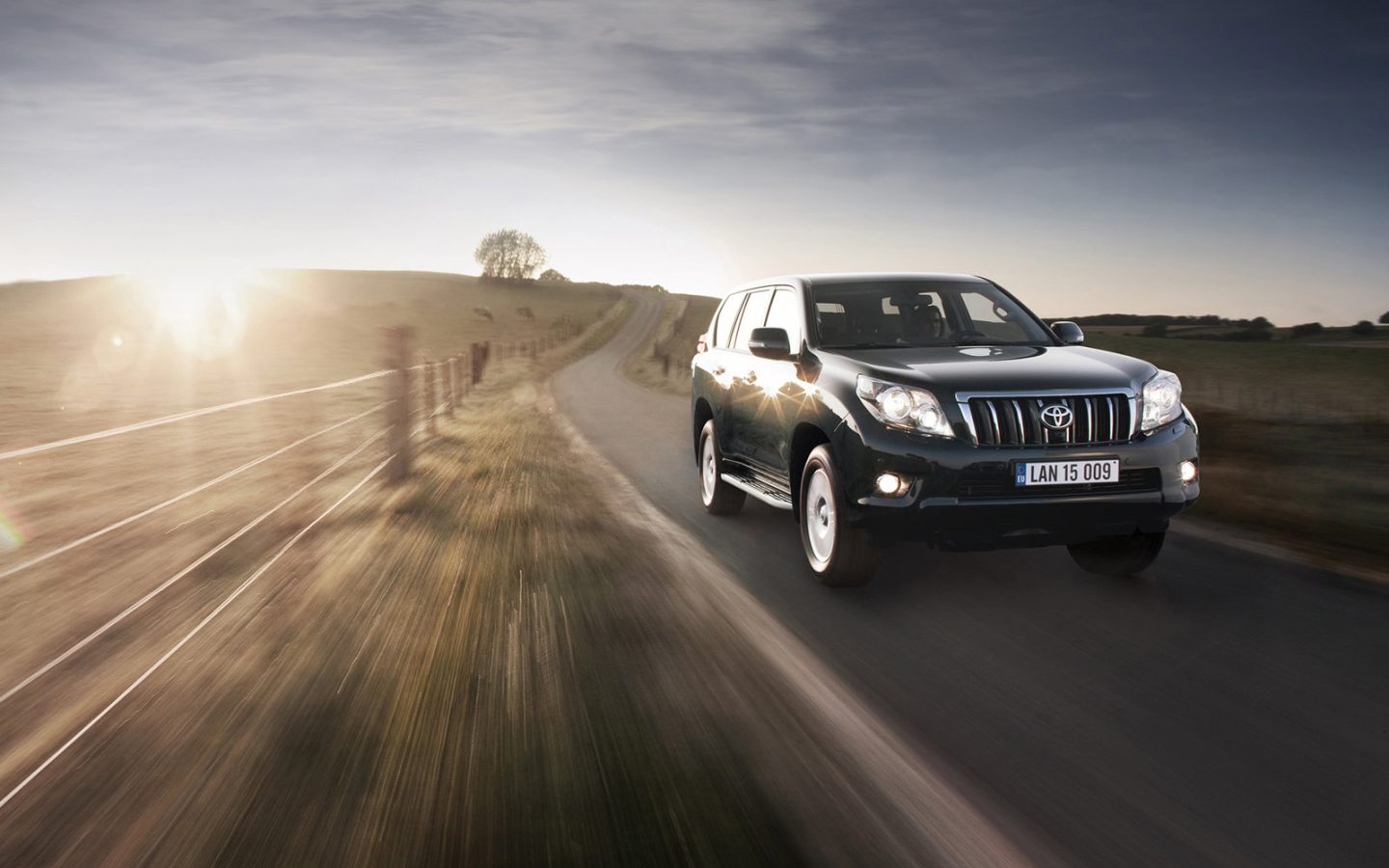 Toyota Land Cruiser на грунтовой дороге