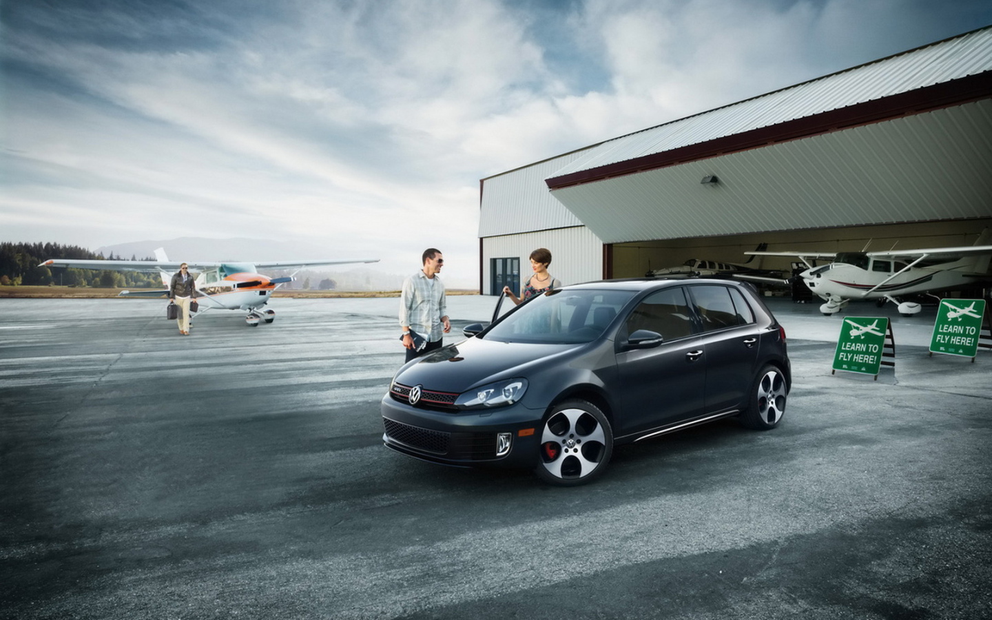 Волксваген Гольф на аэродроме