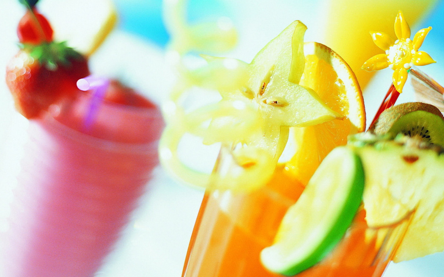 Коктейли с кусочками фруктов