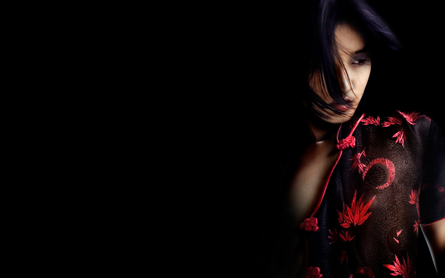 Красивая девушка в темноте