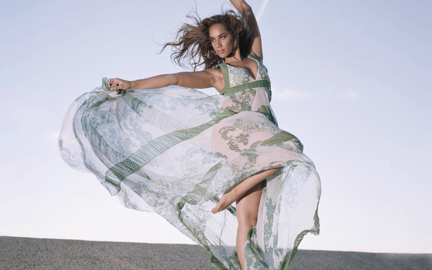 Леона Левис