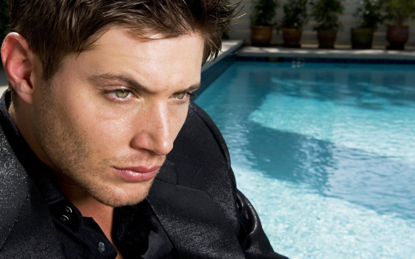 Красавец около бассейна