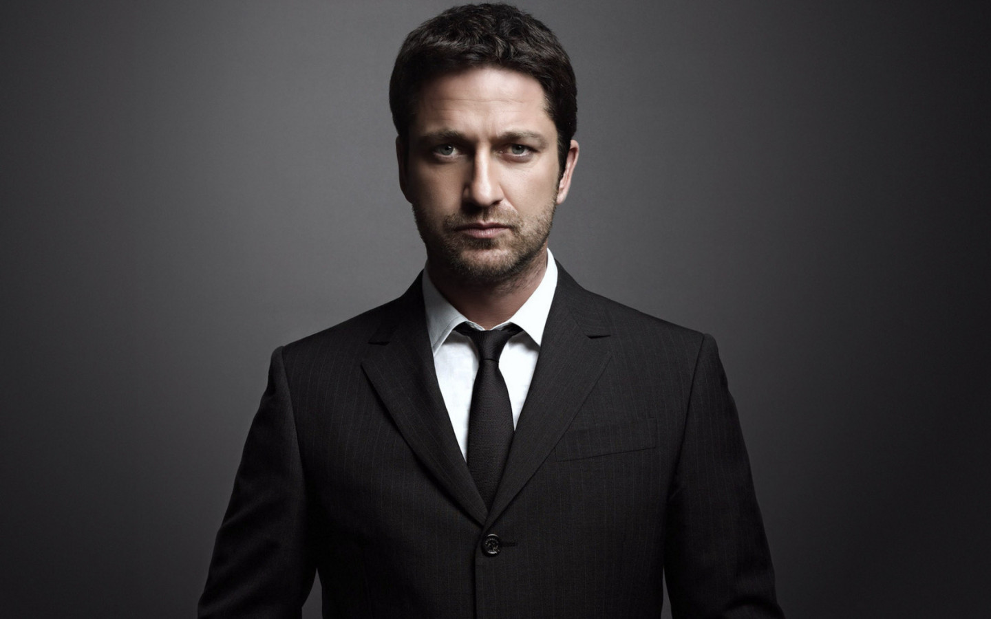 Джерард Батлер в костюме