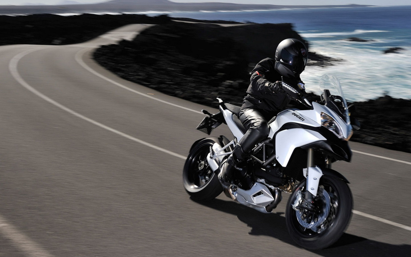 Дукати Мултистрада 1200С движение вдоль побережья