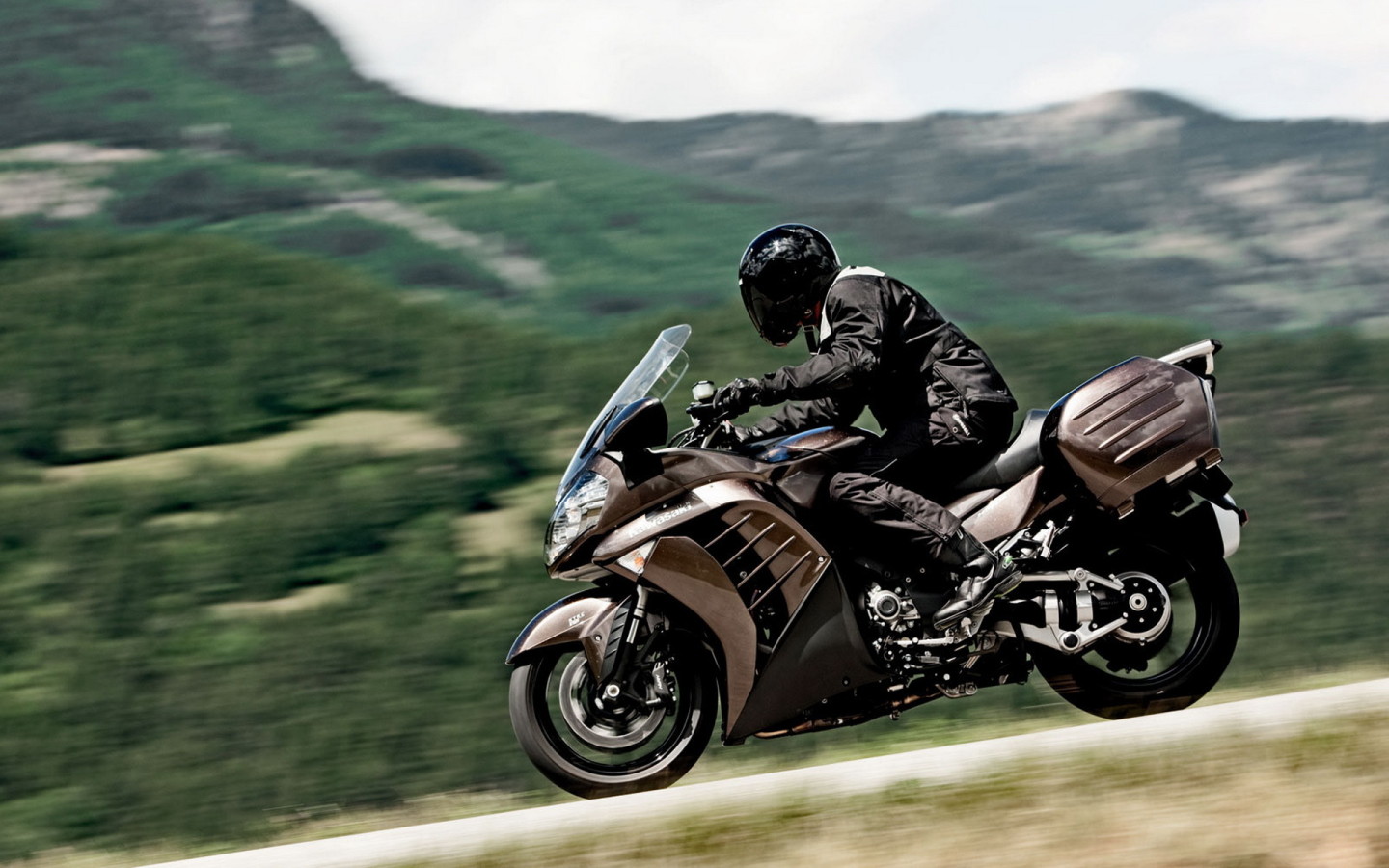 Кавасаки 1400 GTR по дороге