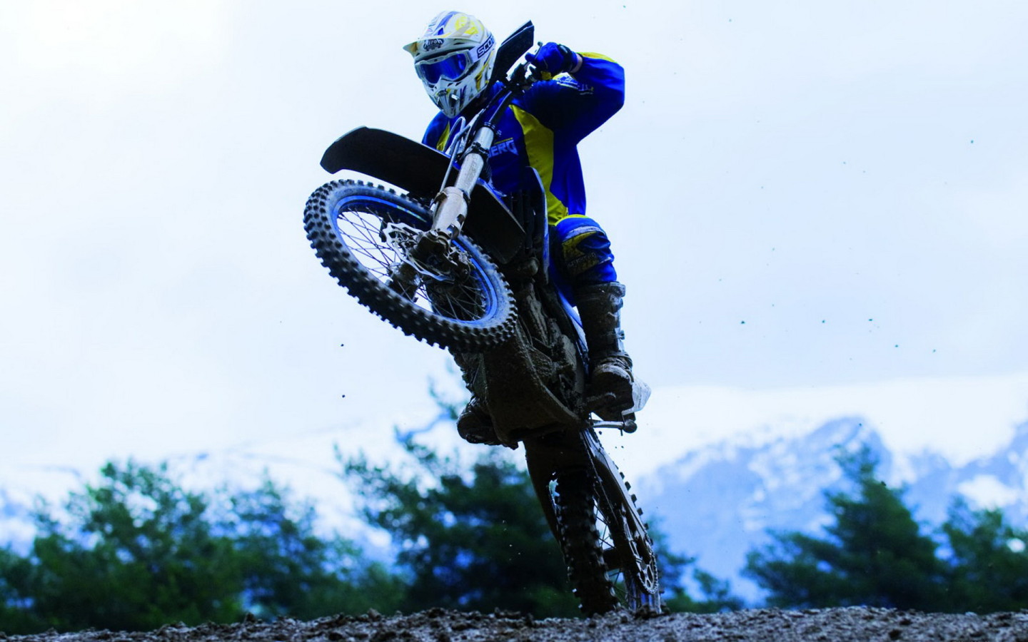 Хьюзаберг FX450 в прыжке