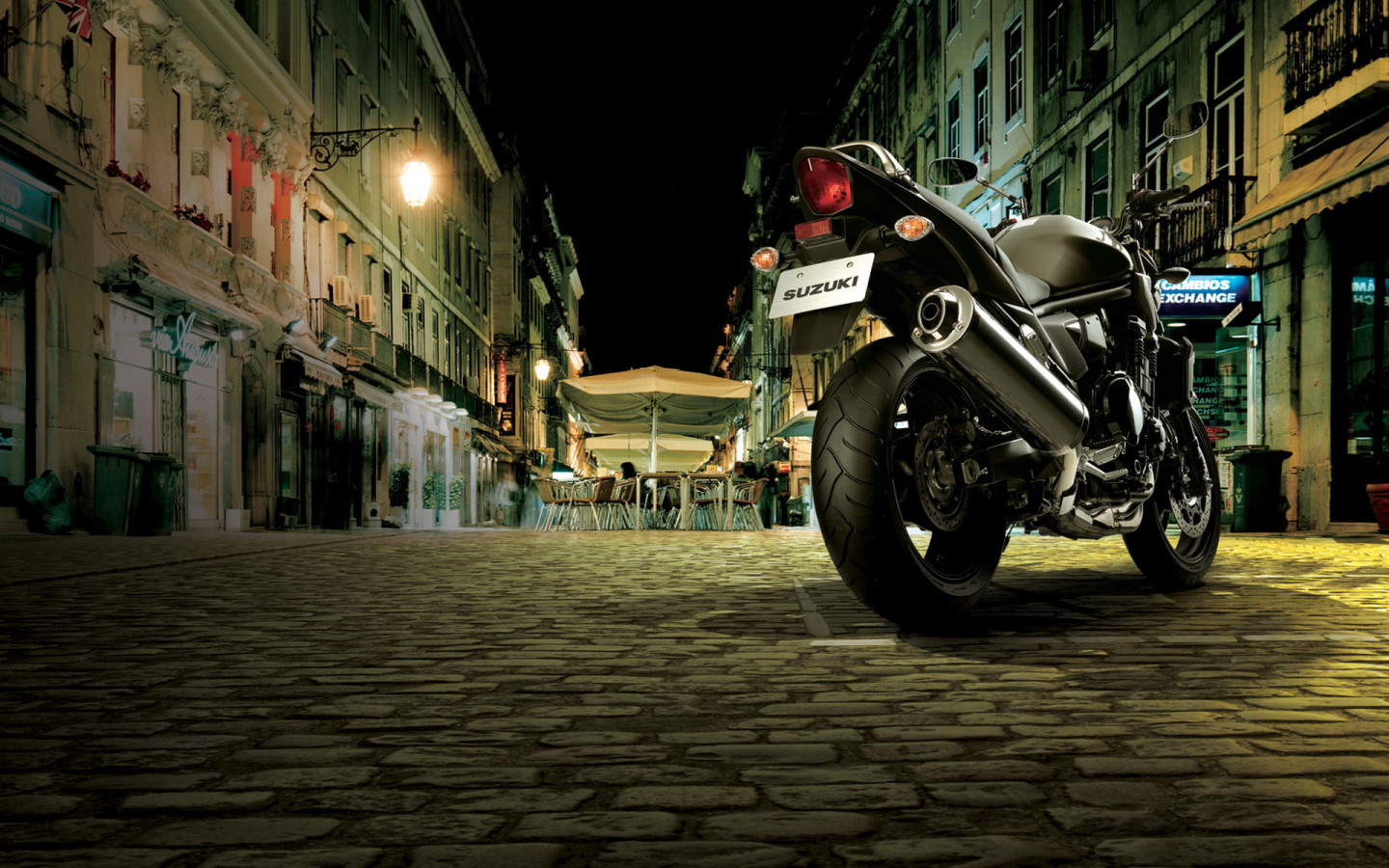 Сузуки GSF 125 Бандит на ночной улице города