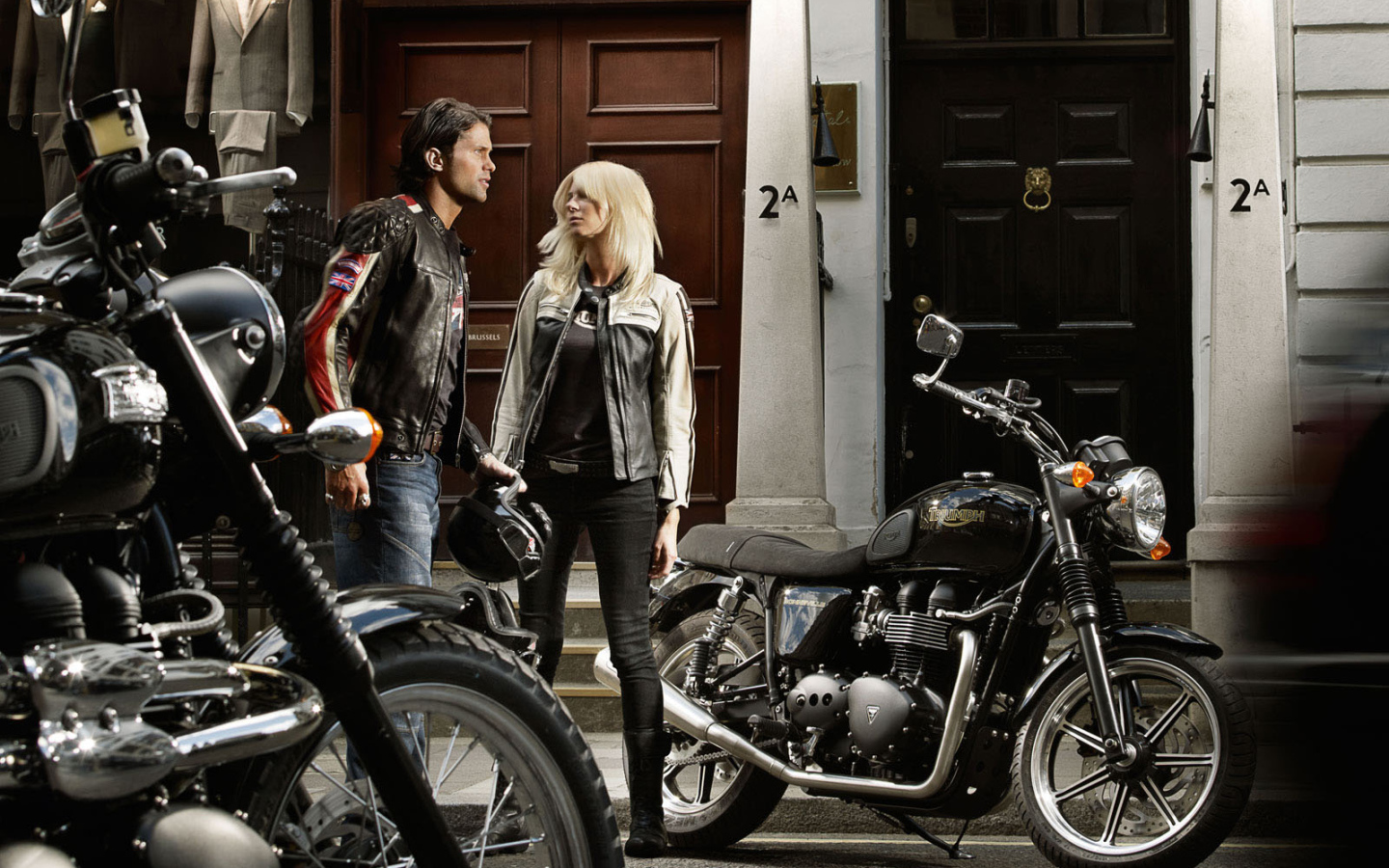 Триумф Бонневелли около двери