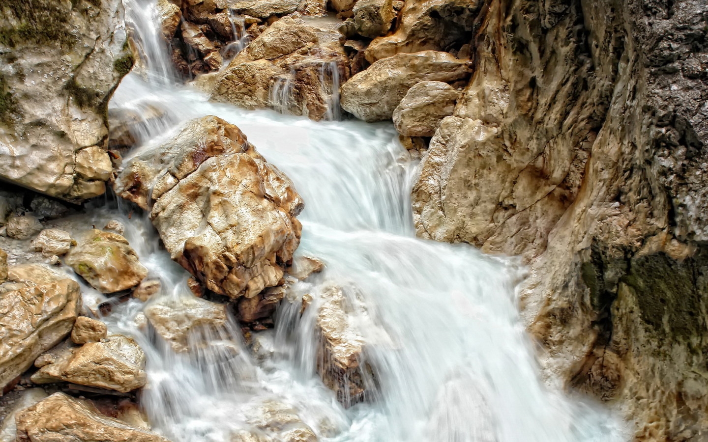 Ручей среди камней