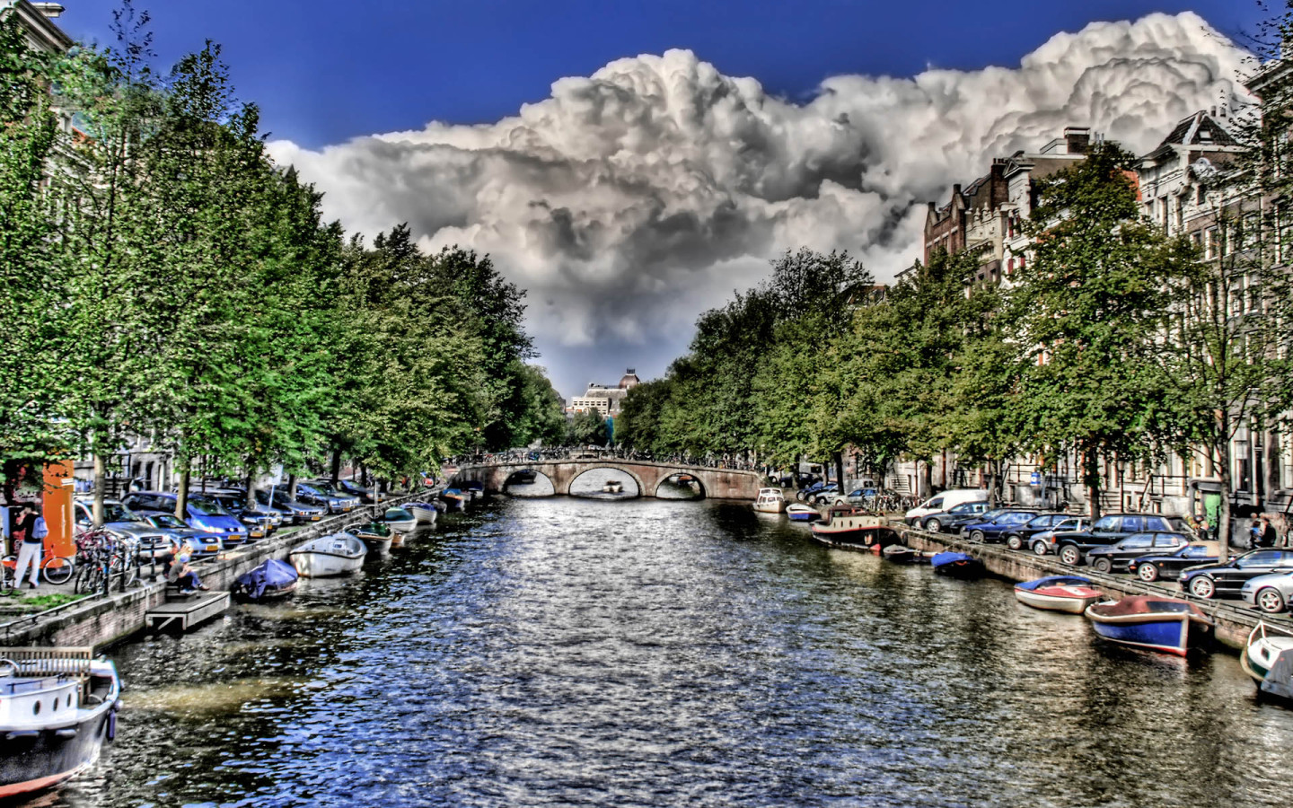 Река в городе