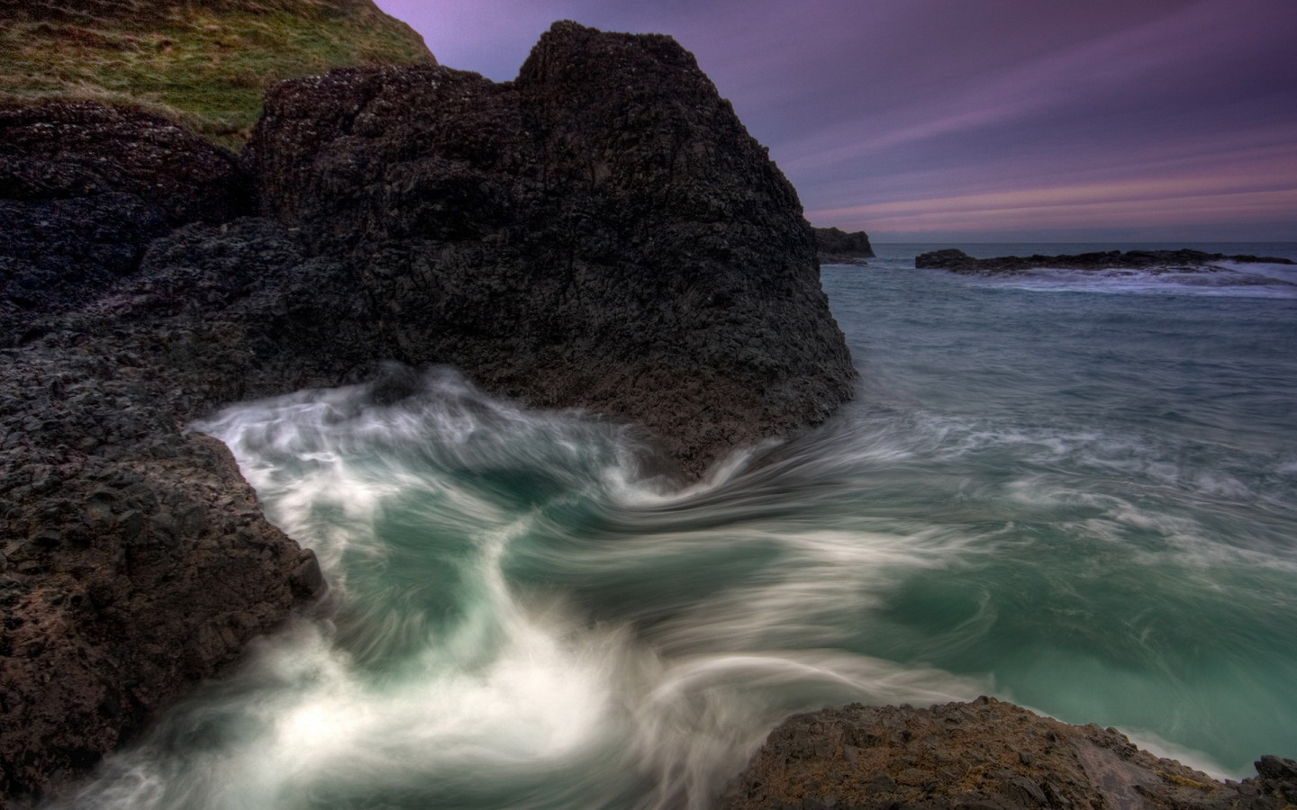 Камни на берегу