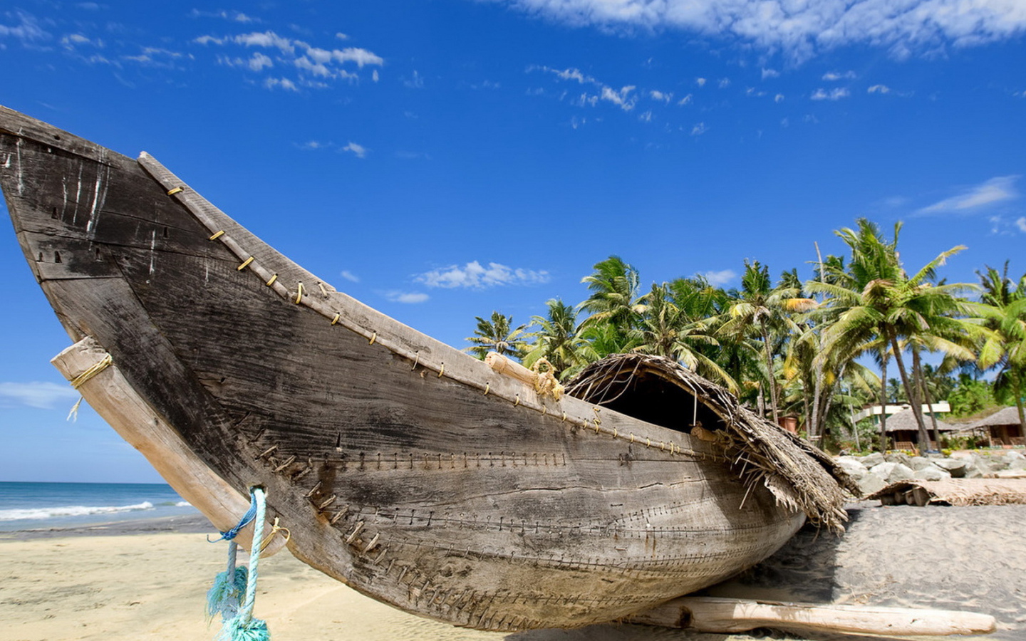 Каноэ на пляже