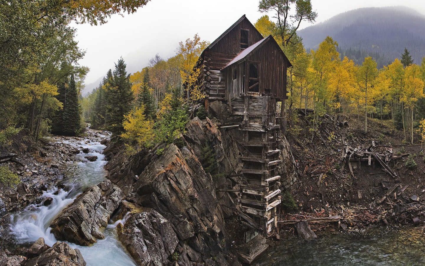 Домик на берегу лесной реки