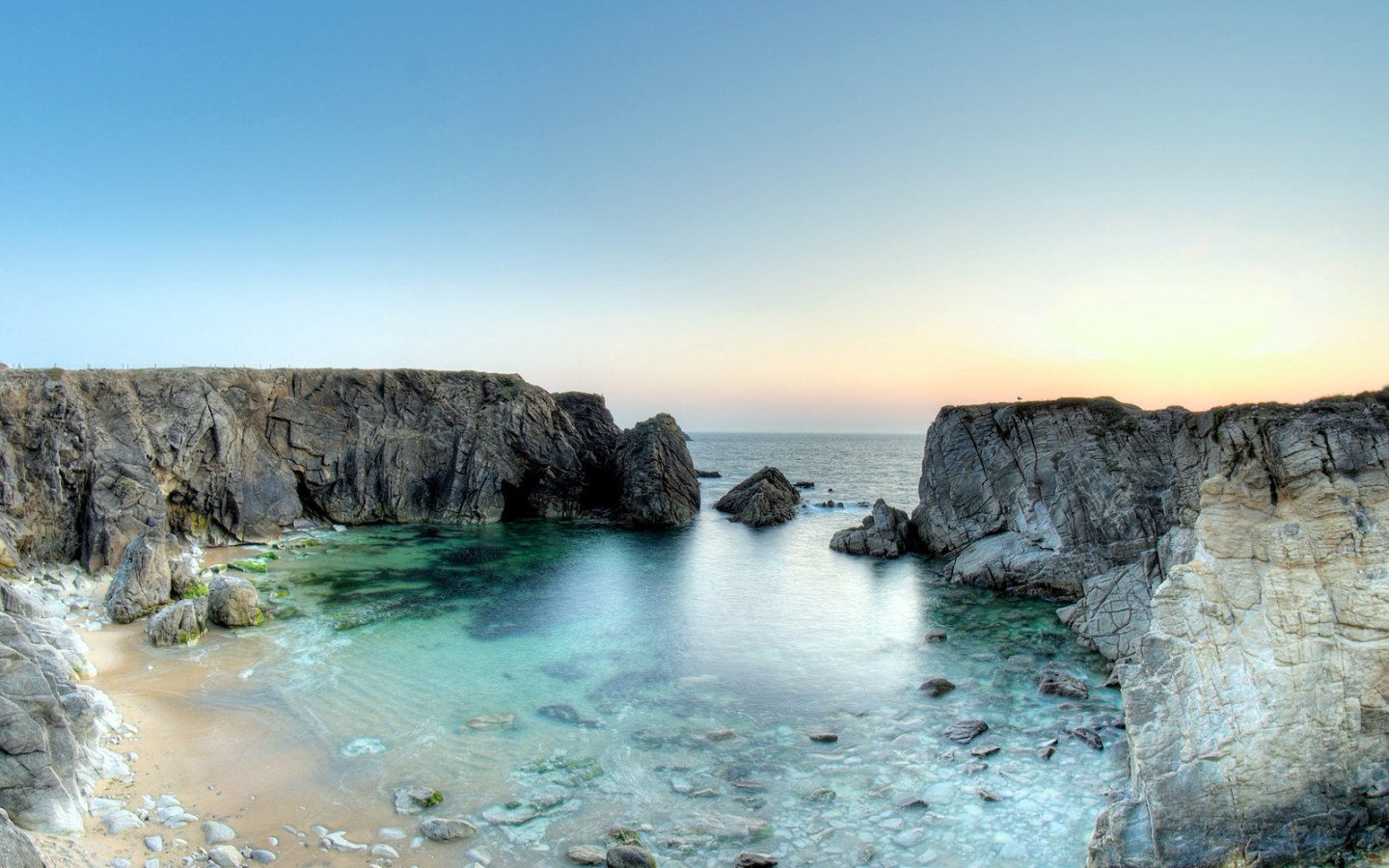 Каменистый берег