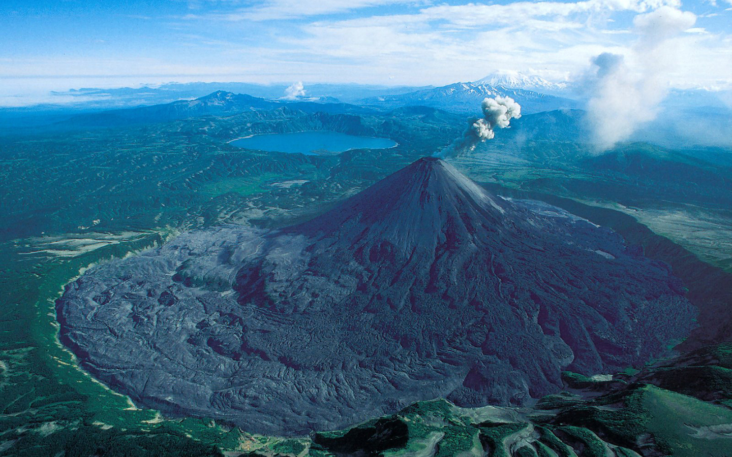 Огромный вулкан