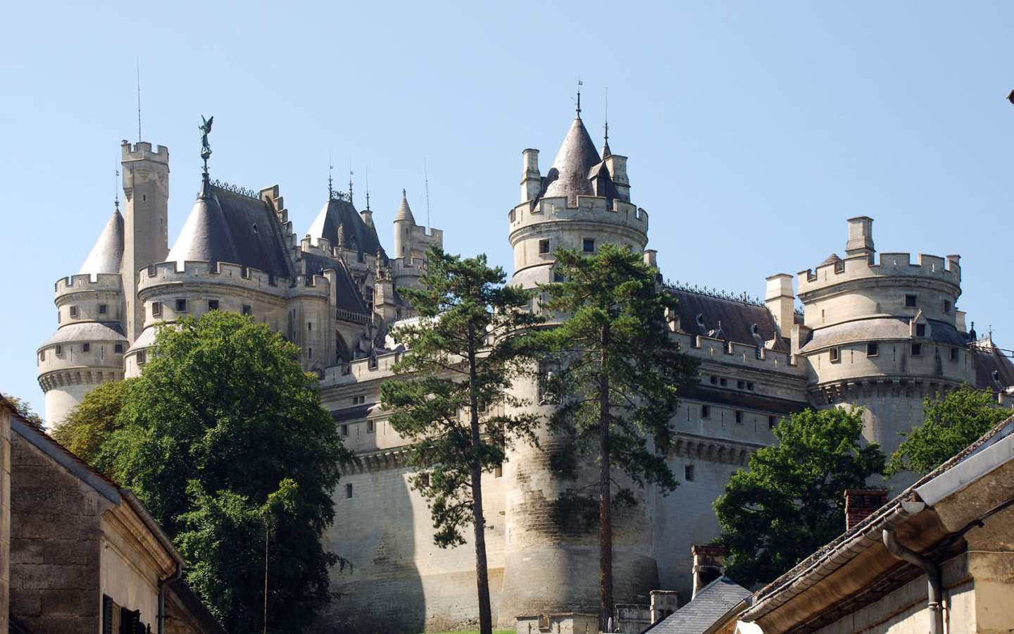 Большой замок во Франции