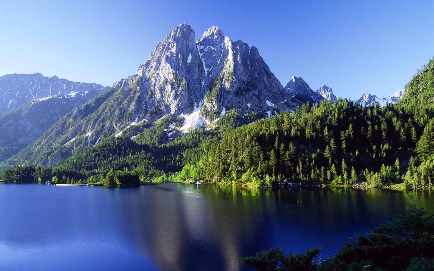 Чистое озеро и горы