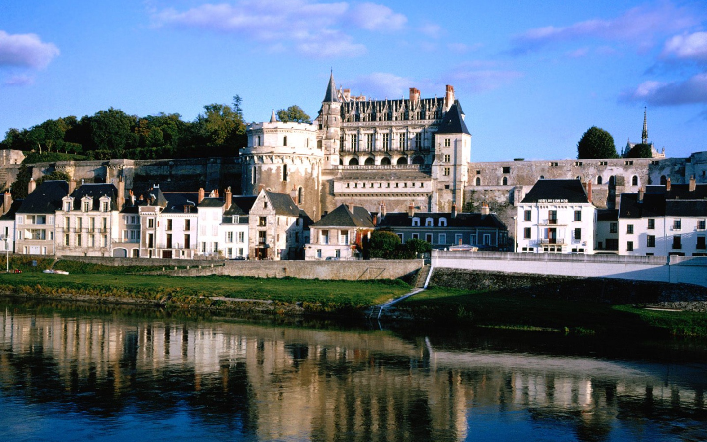 Старинный замок во франции