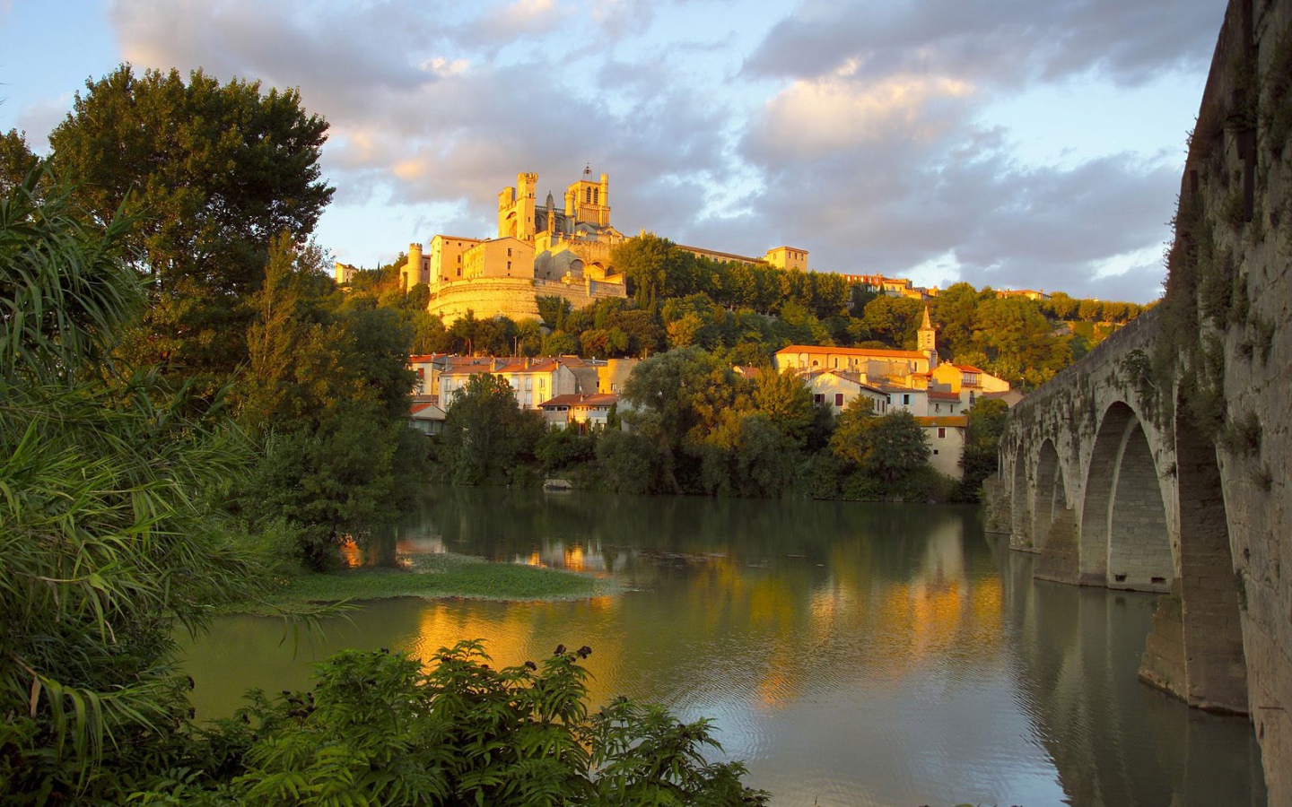 Красивый вид на замок