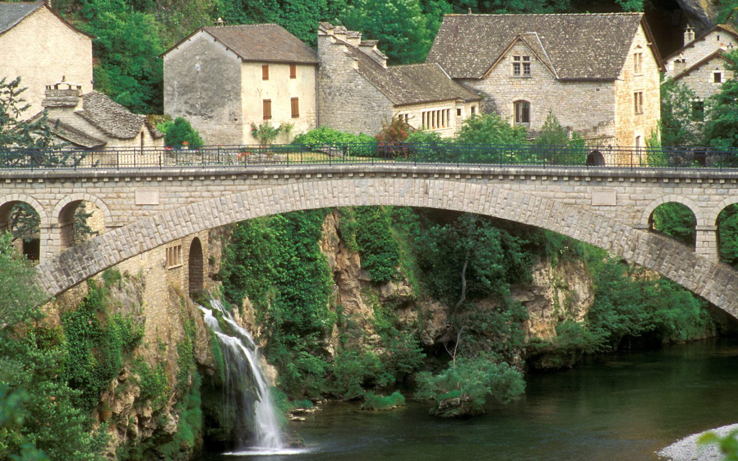 Каменный мост через реку