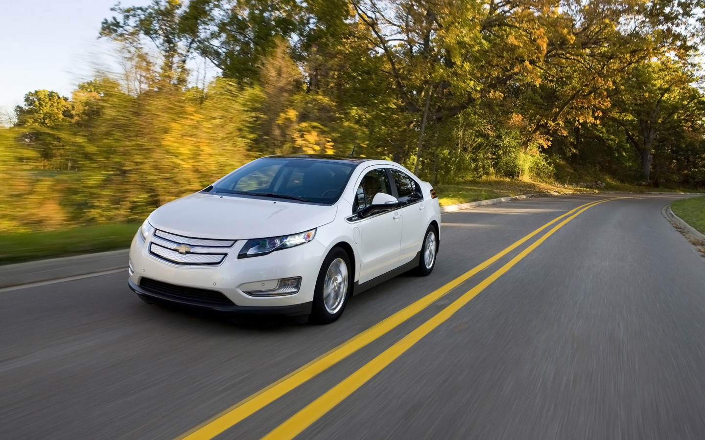 Chevrolet-Volt-White