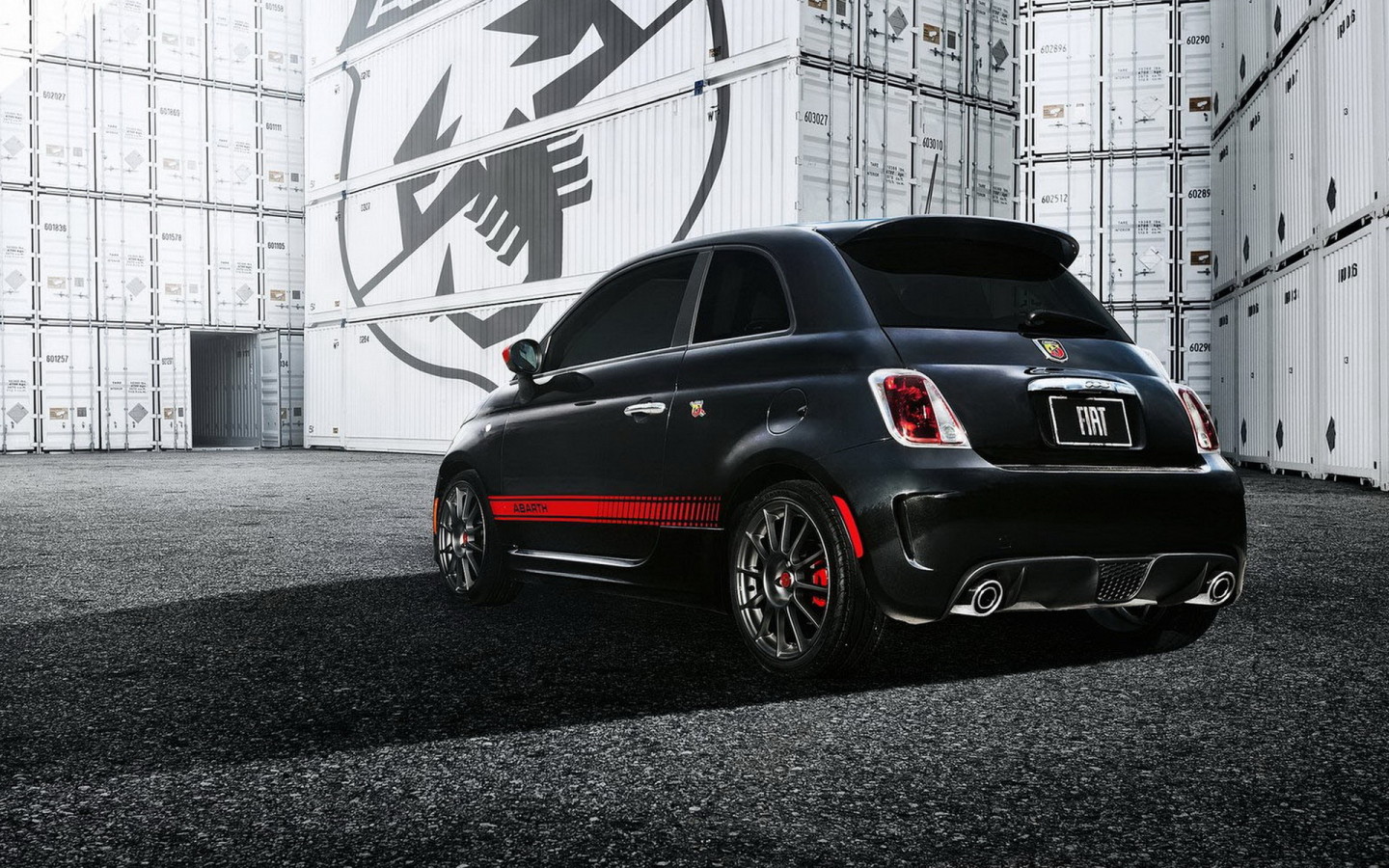 Черный Fiat-500 Abarth