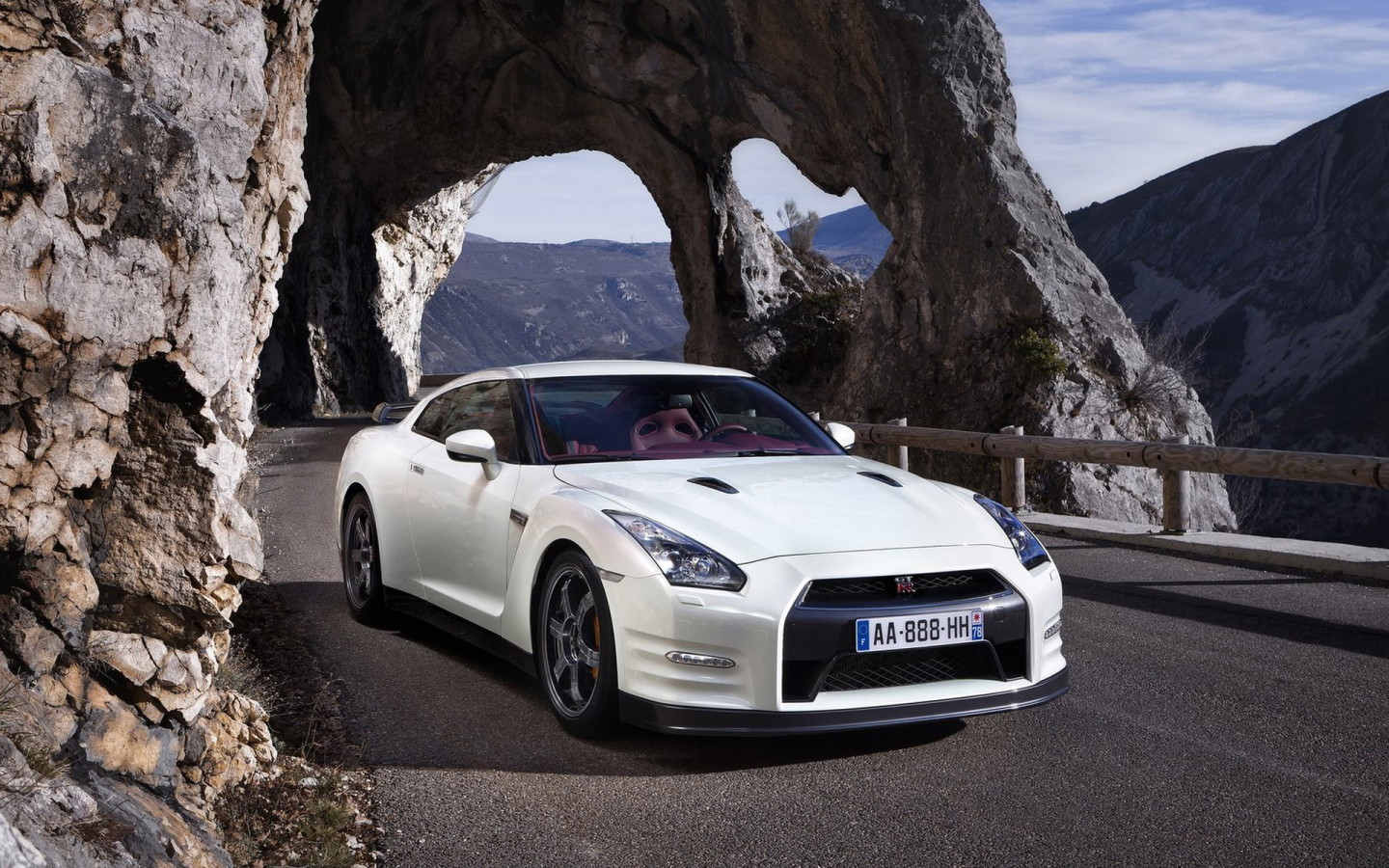 белый Nissan-GT-R