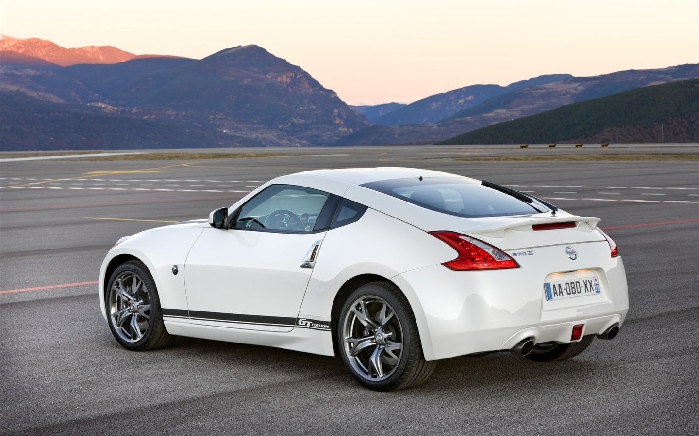 белый Nissan 370z GT